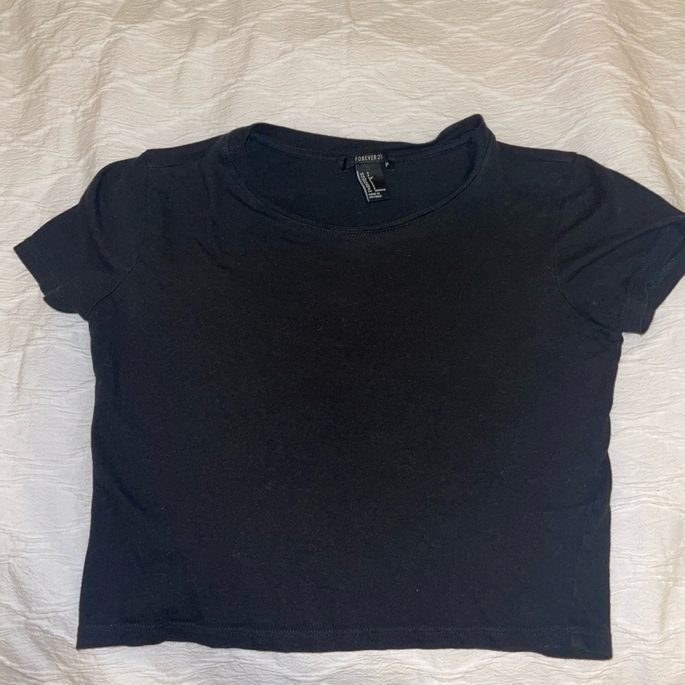 Forever 21 Women’s plain cropped black tee.